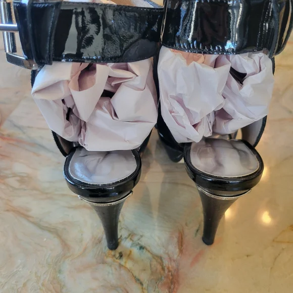 Gorgeous Black Heeled Michael Kors Sandals - Picture 4 of 5
